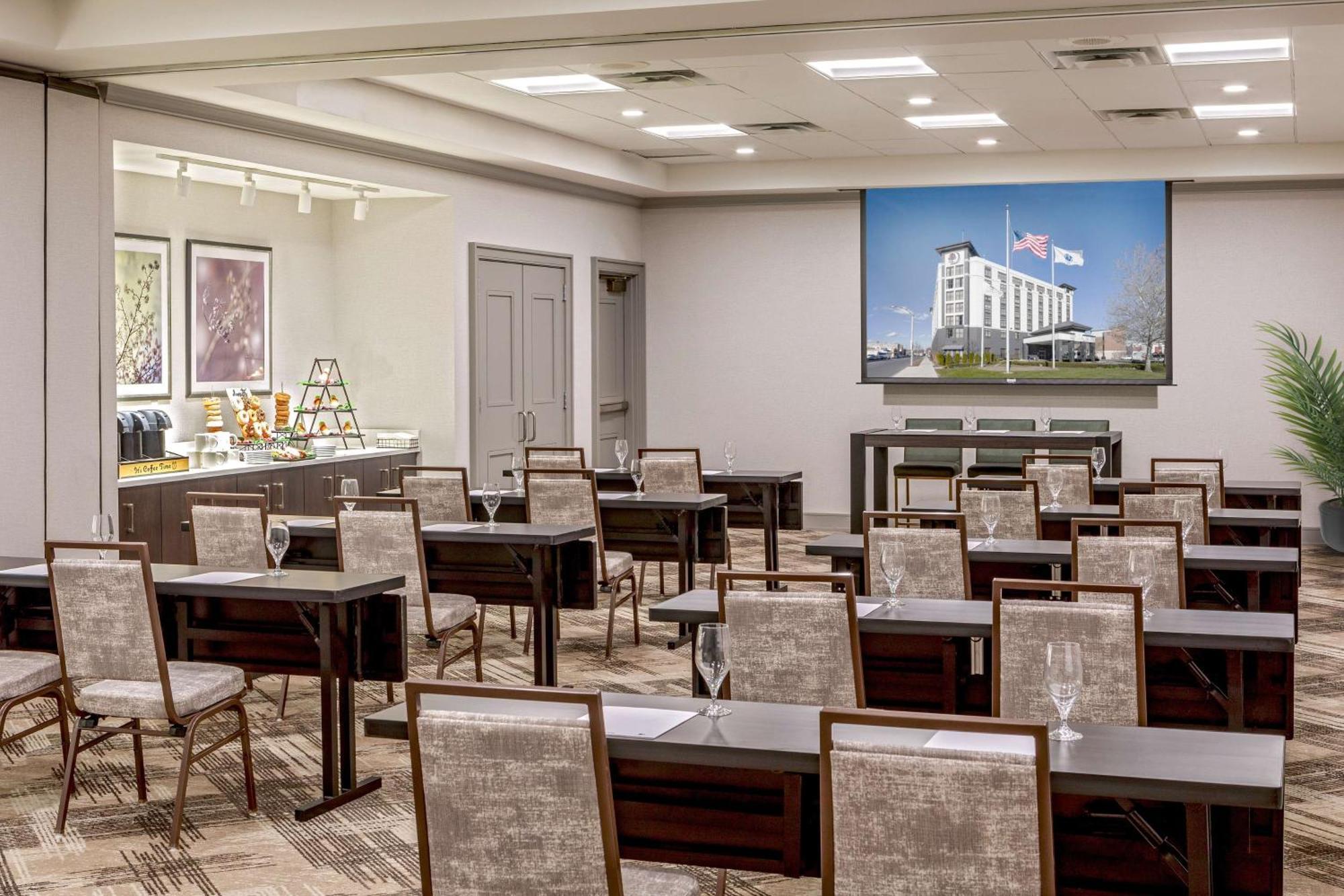 Doubletree By Hilton Boston Logan Airport Chelsea Exterior foto